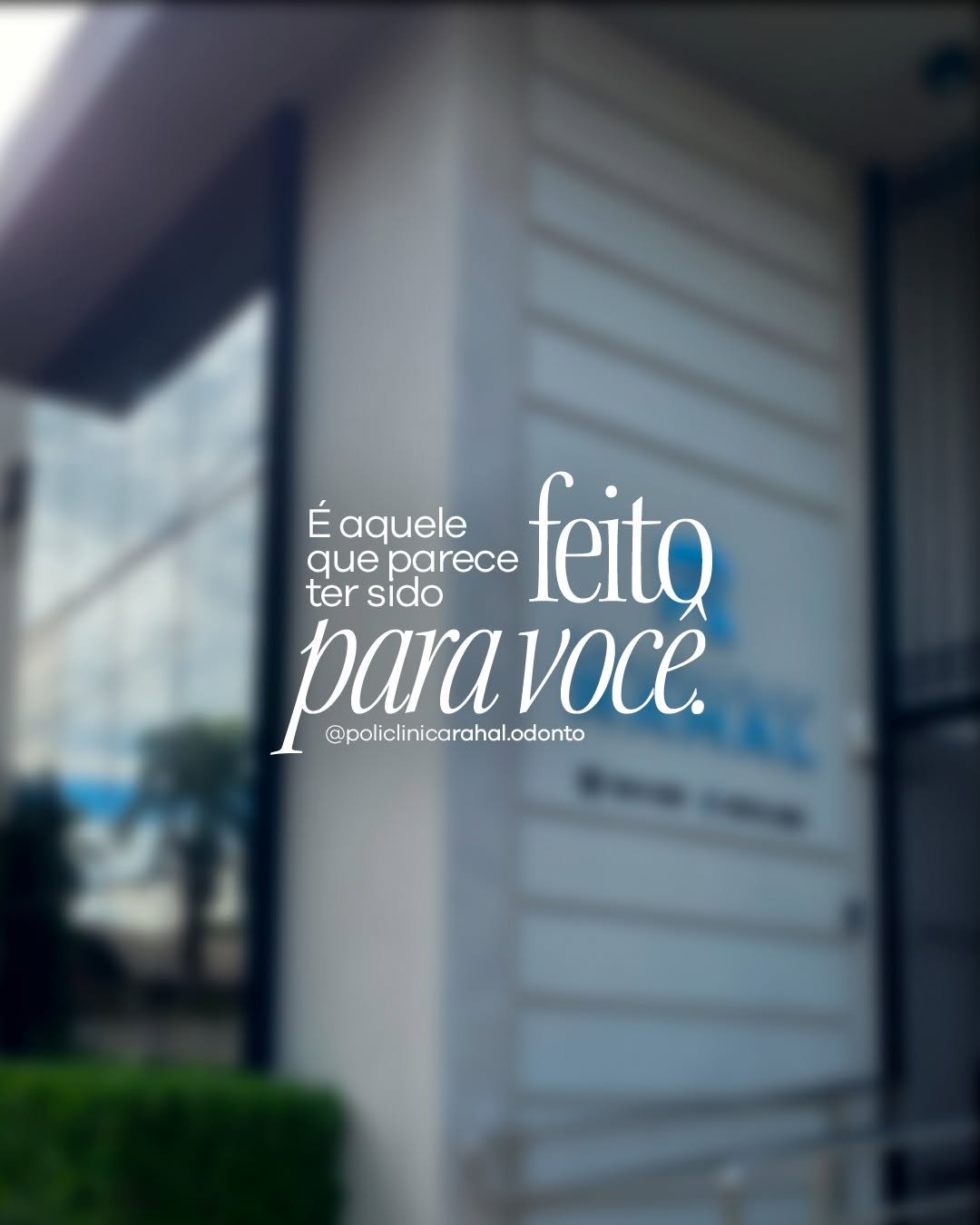 Entrada da clínica com a frase 'feito para você'