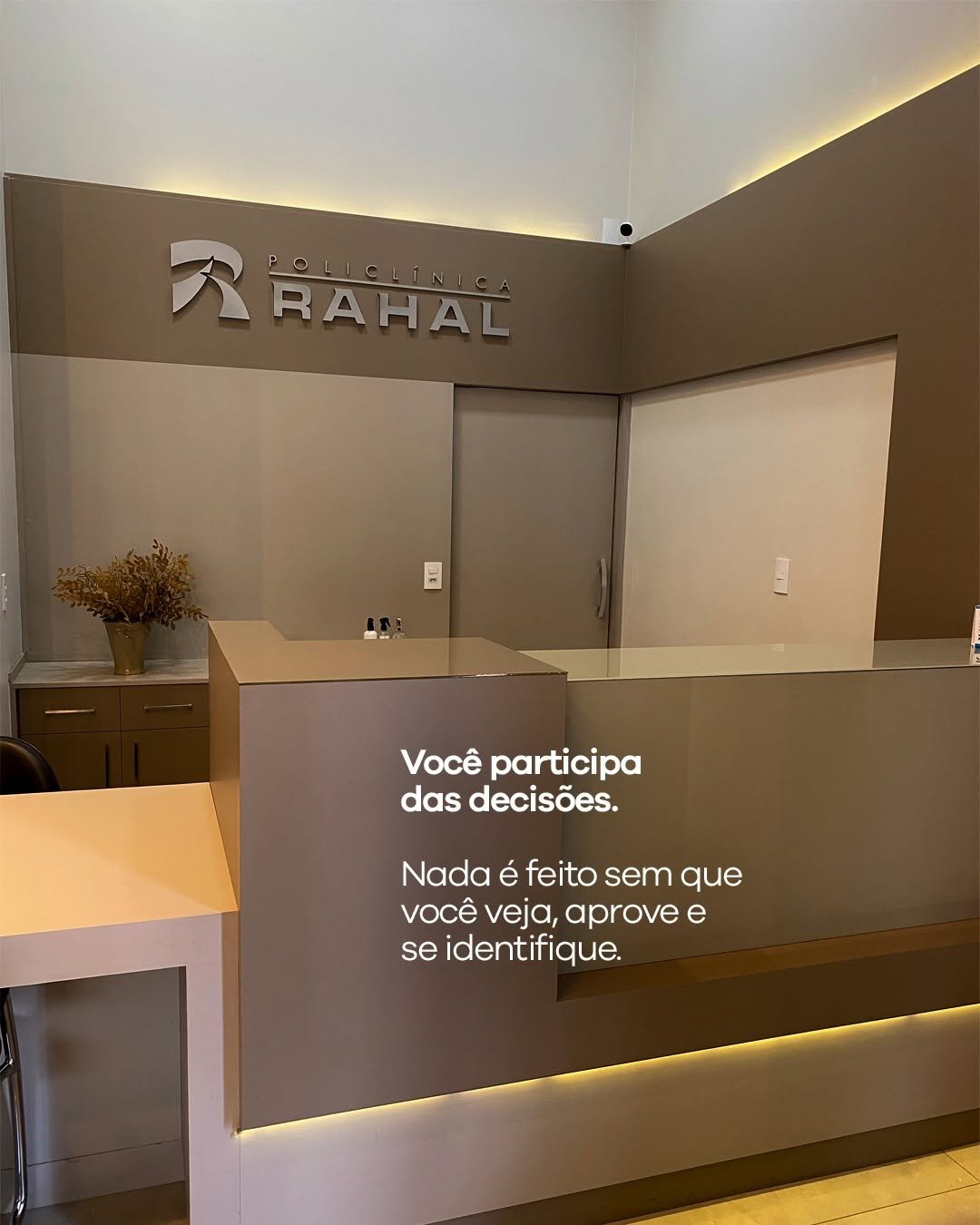 Recepção da Policlínica Rahal com iluminação indireta